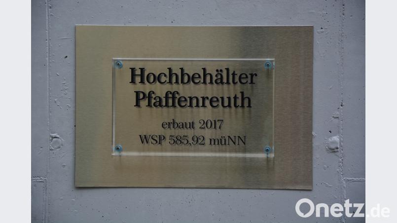 Diese Tafel erinnert an den Neubau des Hochbehälters jr