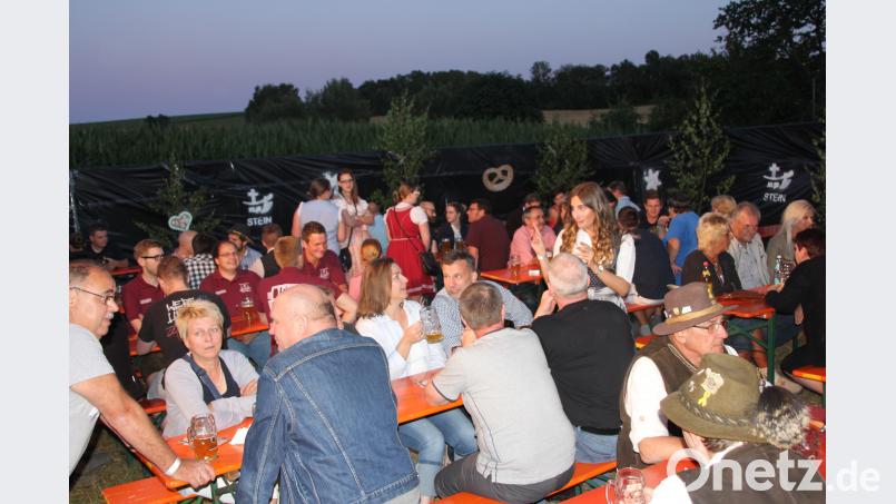 Oktoberfeststimmung in einer lauschigen Sommernacht. kro