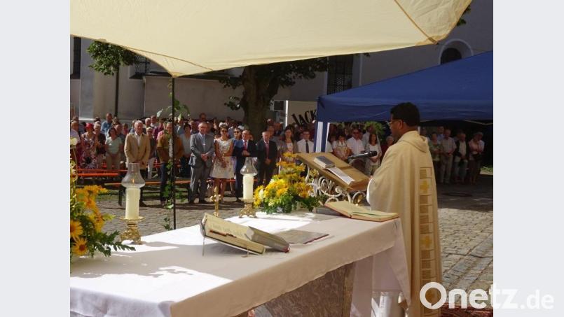 Stadtpfarrer Pater Georg zelebrierte im Freien den Festgottesdienst. hm