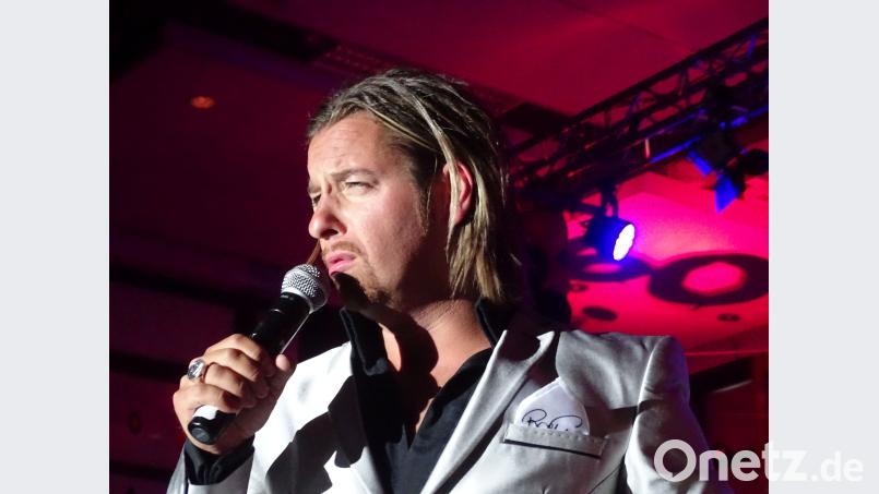 Er sieht zwar nicht aus wie Elvis, aber er singt wie der King: Ron Glaser begeistert die Fans bei seinem Konzert in Grafenwöhr. Wolfgang Houschka