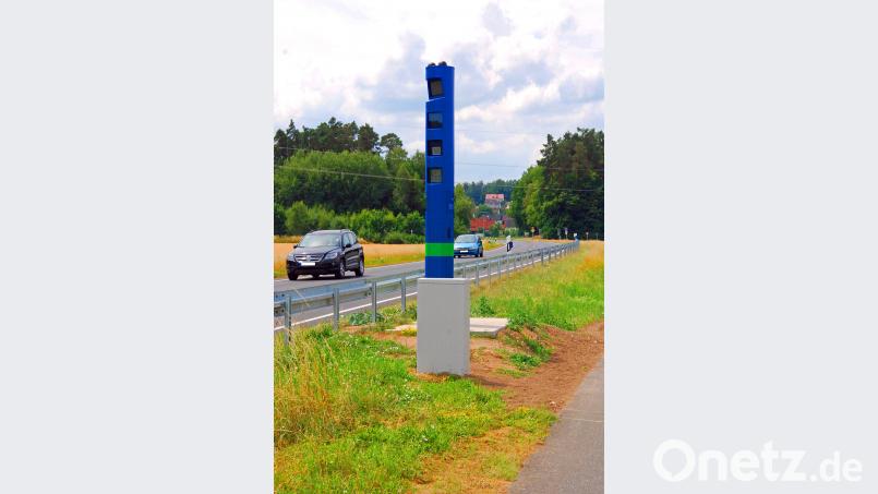 Mit diesen Säulen wie hier an der Bundesstraße 14 bei Grottenhof wird die Abwicklung der Lkw-Maut kontrolliert. Bild: Andreas Royer