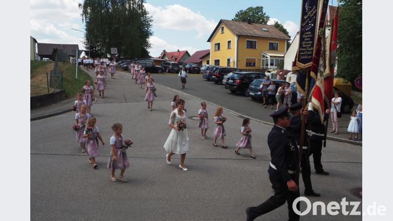 Hinter den Eslarner Fahnenträgern folgten die feschen Festmädels. GZ