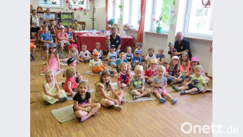 Beifall von den Kids erhielten die Puppenspieler Hermann Papacek (hinten) und Hermann Helgert (rechtas) ADJ