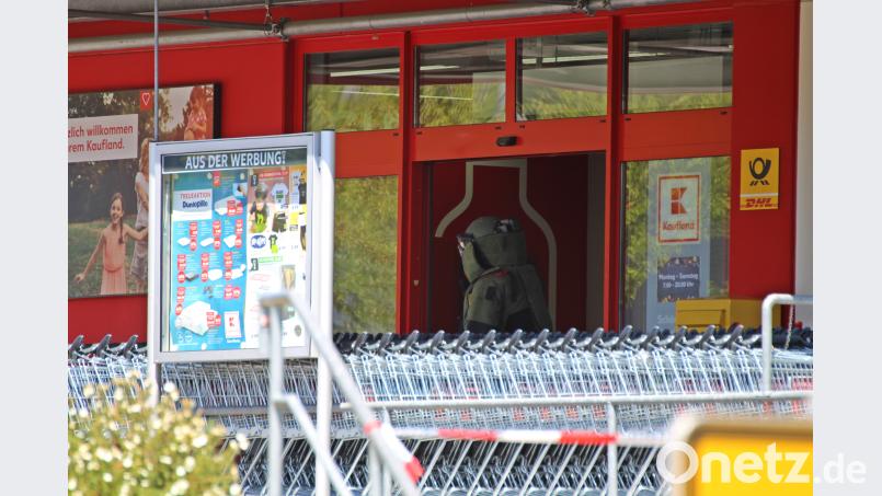 Die Spezialisten der Polizei untersuchten die herrenlosen Koffer. JMA