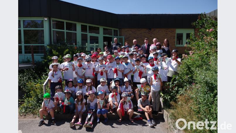 Alle geprüften Schüler der Jahnschule mit den Vertretern der Polizei, der Schule und des Elternbeirats. müb