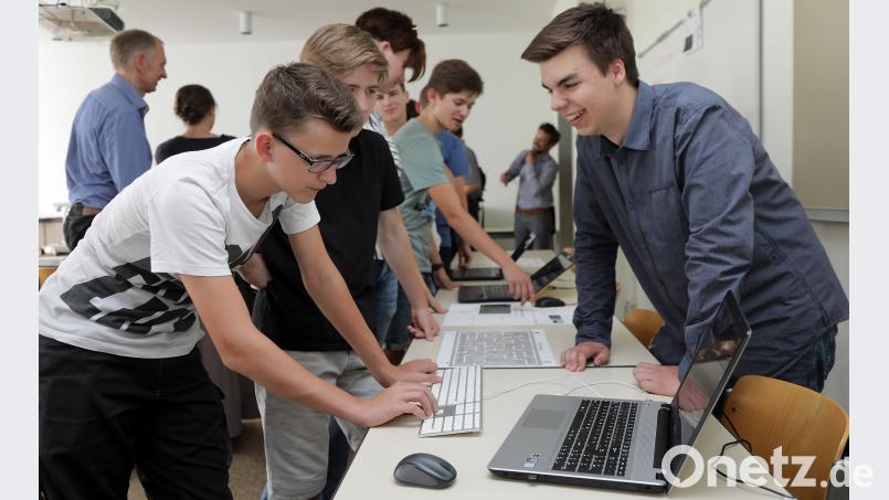 Von wegen daddeln auf dem Smartphone: Die Gymnasiasten des HCA haben ihre helle Freude daran, Apps selbst zu entwickeln. Bei einer Informatikmesse durften sie ihre Arbeiten vorstellen. wsb