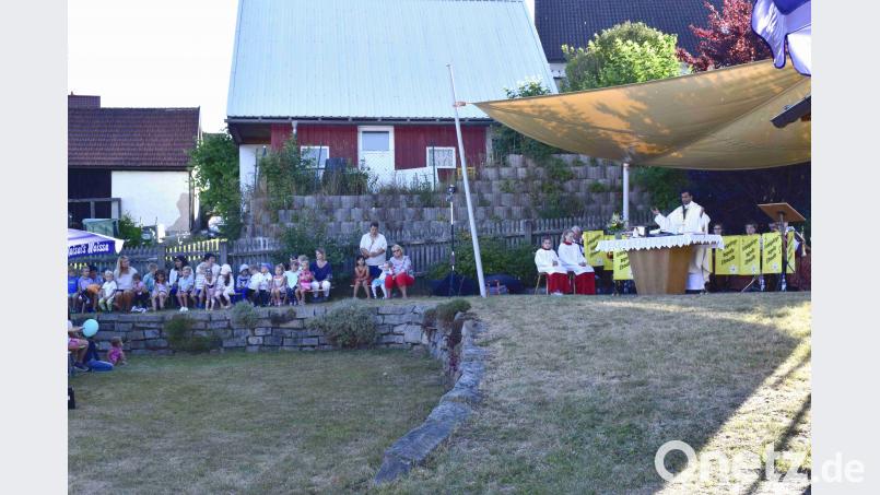 Pater Anish George mit den Kindern des KinderHauses Sankt Josef beim Gottesdienst im Pfarrgarten SOJ