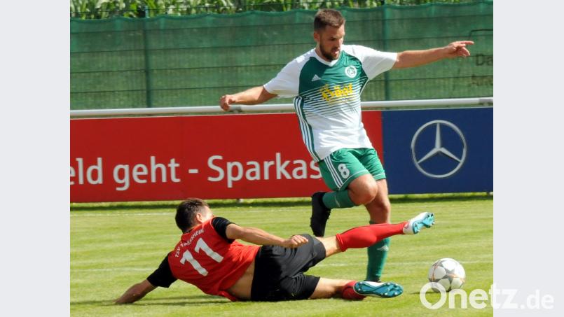 Christoph Hegenbart (rechts) im Trikot des SV Mitterteich: Beim BD-Sensors-Cup in Röslau kam der Ex-Spieler der SpVgg SV Weiden bereits für den Nordost-Landesligisten zum Einsatz. heh