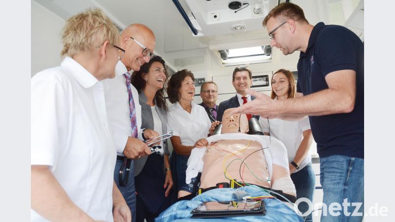 Sie sind von der Puppe, die sogar atmen und weinen kann, begeistert (von links): Edeltraud Sperber vom BRK, Sparda-Vorstandsvorsitzender Georg Thurner, Weidener Filialleiterin Tanja Hochholzer, ärztliche ILS-Leiterin Dr. Gudrun Graf, Sparda-Direktor Dieter Holub, BRK-Kreisverbands-Geschäftsführer Sandro Galitzdörfer, Sandra Ehinger von der Neustädter BRK-Bereitschaft sowie Simultationswagen-Chef Christian Putzer. gsb
