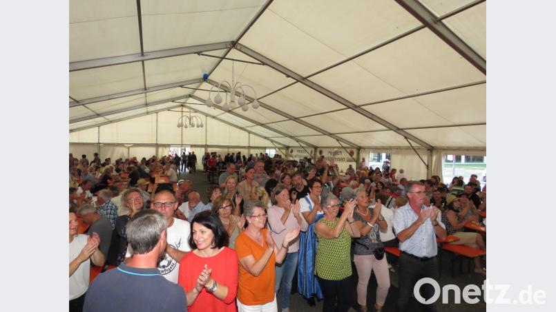 Im vollen Festzelt wurde getanzt, gejubelt und mitgesungen. UBB
