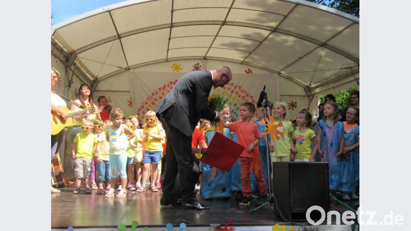 Stadtpfarrer Vogl freute sich über die Gratulation und auch über die wieder, wie er sagte, einzigartigen und genialen Darbietungen der Kinder bei ihrem kunterbunten Sommerfest. kgg