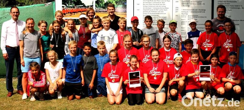 Die Mädchen des Augustinus-Gymnasiums (Mitte, mit Urkunde) freuen sich über ihren Sieg und die roten T-Shirts, die den Gewinnern vorbehalten sind. Ebenso die Kinder von der Neustädter Realschule (rechts, mit Urkunde). Robert Stahl (links) von der Sparkasse und Alexander Drechsler (hinten, Mitte) gratulieren. KZR
