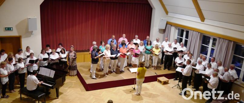 Gemeinsames Schlusslied nach einem Satz von Stephan Merkes zusammen mit dem Publikum. GIS