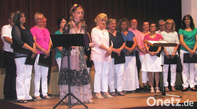 Nach dem Schlusslied gab Nina Fuchs eine Zugabe: &quot;Nach jedem Abschied gibt`s ein Wiederseh`n&quot;. Im Hintergrund der Gemischte Chor Brand. Er sang unter der Leitung von Andrea Krauß. GIS