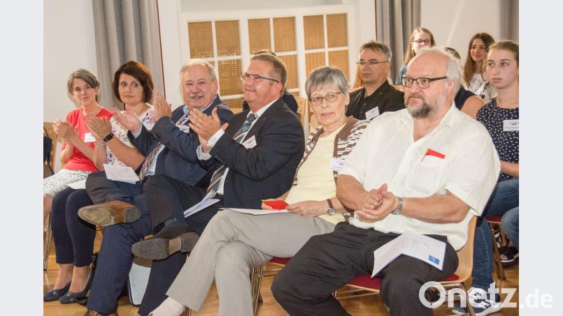 erste Reihe von rechts: Realschulkonrektor Richard Reber, Studiendirektorin Monika Wagner (Stellvertretende Schulleiterin), 2. Bürgermeister Martin Preuß, Hermann Brandl ( Geschäftsführer/Opf. bayme vbm), Kerstin Eder (Teamleitung Berufsberatung, Agentur für Arbeit Amberg), Tina Voggenreiter (Girls&#039; Day Akademie). zweite Reihe: Verena Schlosser (Auszubildende, pia Automation), Herbert Koller (Fachgruppenleiter Elektro, Siemens) Peter Ringeisen/exb