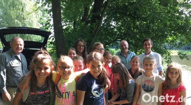 Für den praktischen Unterricht gingen die Sportangler mit den Grundschülern in den Schlosspark. exb