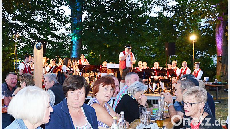 Viele Besucher lauschen dem Konzert im Kleinpark Frauenbild. ü