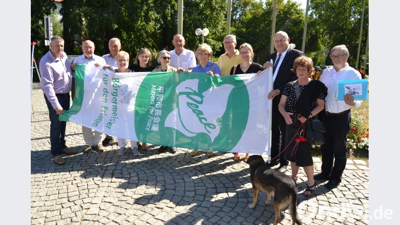 Bürgermeister Lothar Höher (Dritter von rechts) hisste die Flagge &quot;Mayors for Peace&quot; zusammen mit Vertretern verschiedener Organisationen. hcz
