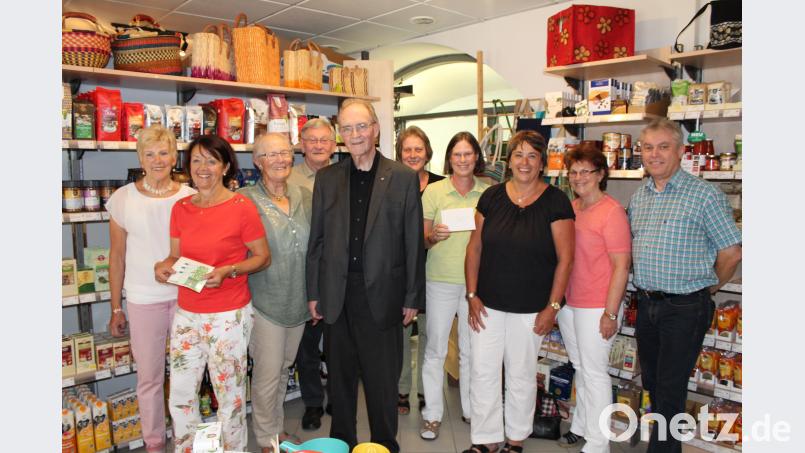 Rosi Kopf, Gerlinde Lindner, Marlene Schmieder, Josef Zahn, Pater Helmut Stadermann, Gerda Härtl, Ulrike Gradl, Angelika Wegmann, Christine Maischl, Wolfgang Wührl (von links) bei der Spendenübergabe im Eine-Welt-Laden. hä