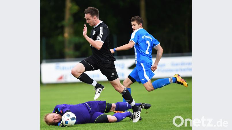 Die Konkurrenz ist sich einig: Die DJK Neustadt ist Anwärter Nummer eins auf die Meisterschaft in der Kreisklasse Ost. In der abgelaufenen Saison scheiterten die Kreisstädter in der Kreisliga-Relegation zunächst gegen den SV Freudenberg (Bild, Mitte Philipp Gerlach) und gegen den SV Hubertus Köfering. G. Büttner