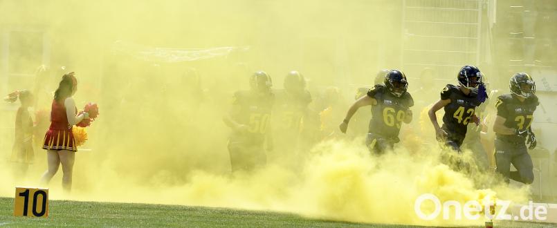 Wie Schwefeldampf: Das sieht richtig giftig aus, wenn die Mad Bulldogs Amberg ins Stadion einlaufen. ZG