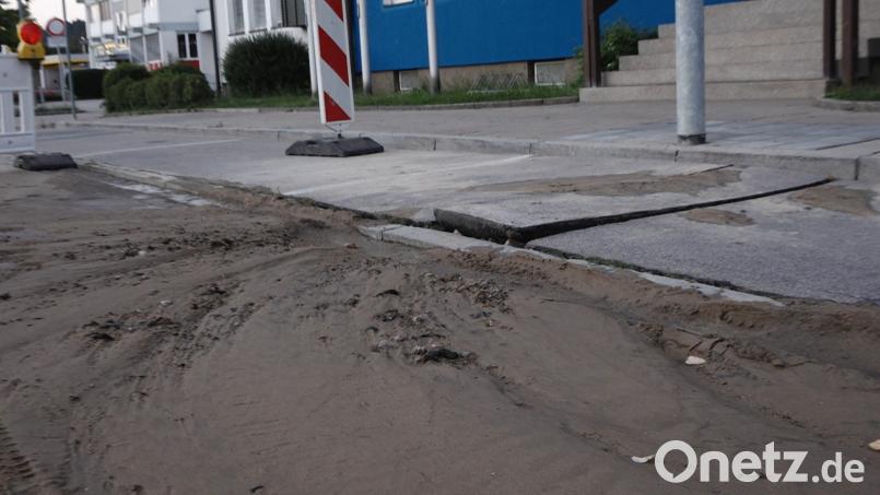 Bei einem Wasserrohrbruch in Cham wurde durch das Wasser der Asphalt nach oben gedrückt. Auer, Alexander