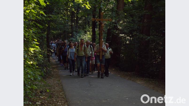 Rund 150 Gläubige aus der Pfarreiengemeinschaft St. Vitus Schnaittenbach und St. Margareta Kemnath, darunter an die 120 Fußwallfahrer, pilgern heuer zum Mariahilfberg nach Amberg. ads