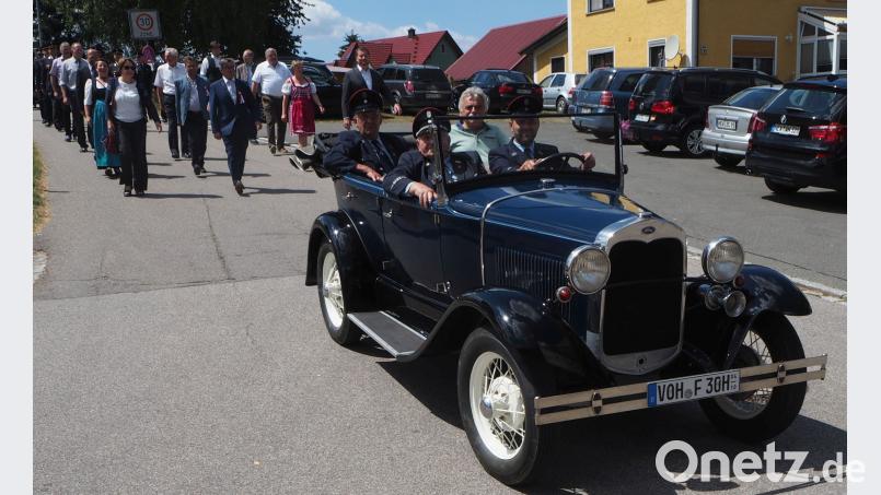 Die Ehrenmitglieder der FFW Eslarn und im Anschluss die Ehrengäste. GZ