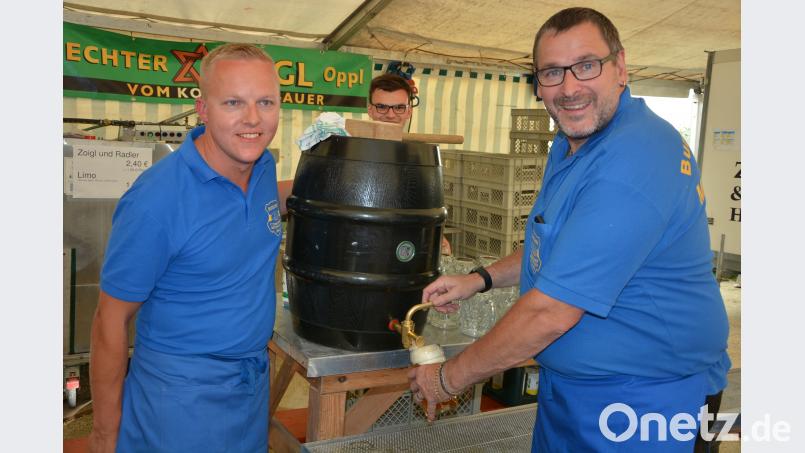 Das Zoiglbier der drei Mitterteicher Kommunbrauer floss regelrecht in Strömen, die Burschen hatten alle Hände voll zu tun. JR