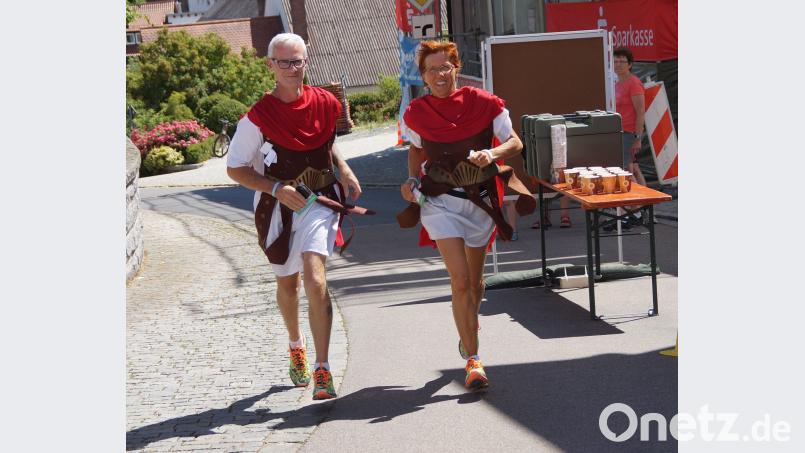 Sieger beim Kuno-Spenden-Lauf wurden Jutta Teichert und Christian Pietsch, die als Legionäre verkleidet 25 Runden für den guten Zweck liefen. Weu