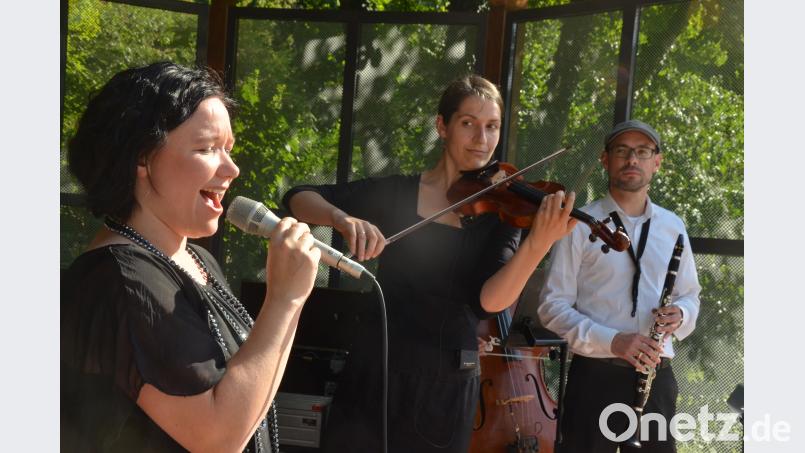 Das "Salon Ensemble Csardasparadies" unterhielt nicht nur mit Musik, sondern manchmal auch mit Gesang. Kunz