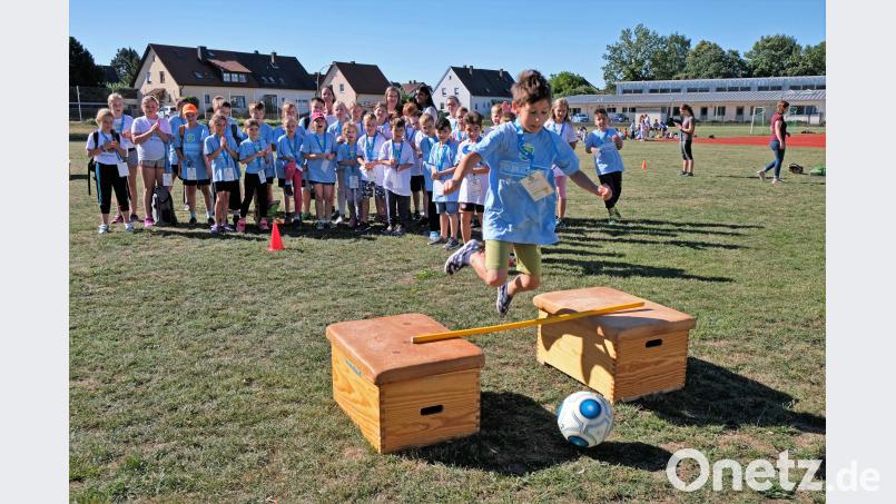 Dribbelkünstler im Geschicklichkeitsparcours. twi