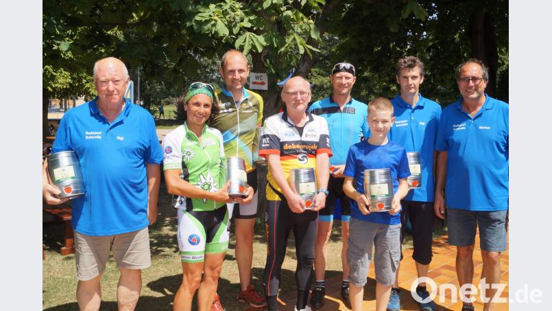 Radlerboss Markus Dobmeier (rechts) zeichnet bei der Siegerehrung zur 22. RTF die Vertreter der teilnehmerstärksten auswärtigen Vereine und der Ortsgruppen mit Bierpreisen aus. DU
