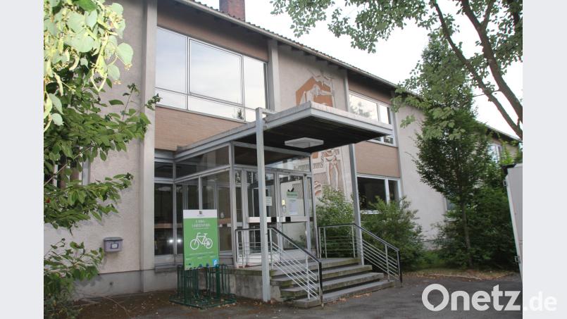 Die Fassade des Gebäudes des ehemaligen Thansteiner Schulgebäudes wird durch den Einbau neuer Fenster und Türen zum Positiven hin verändert. An der Kubatur des Gebäudes ändert sich nichts. frd