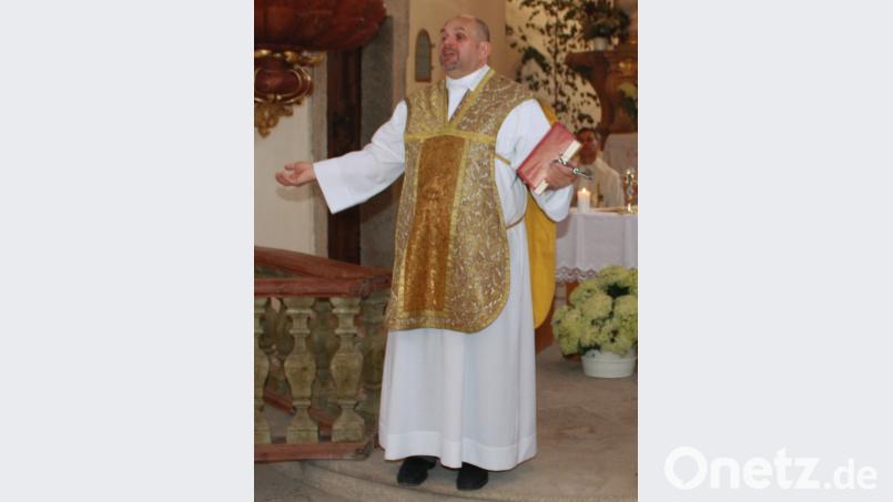 Pater Miroslav Martis´ bei der Predigt. LK