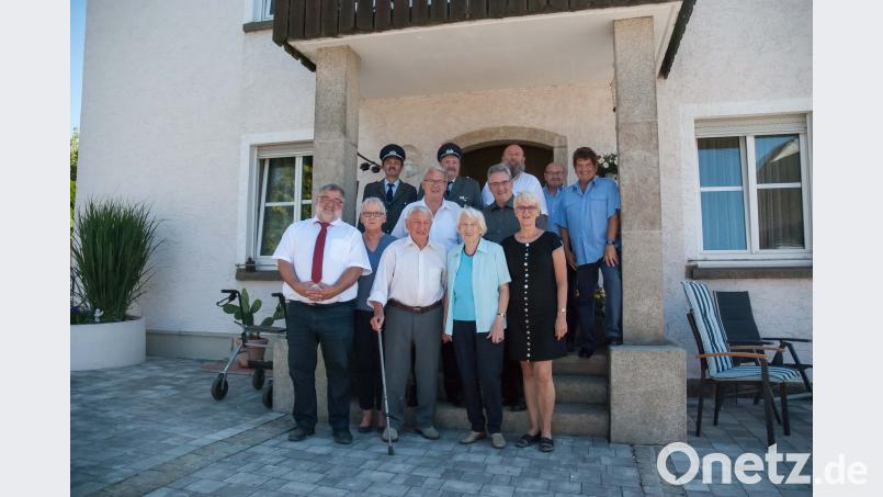 Seinen 90. Geburtstag feierte Willibald Lindner (vorne, Dritter von rechts). Das Bild zeigt ihn im Kreise der Gratulanten. Bild: cfd