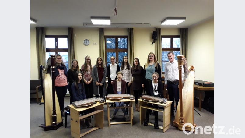 Auf dem Bild, sind Schülerinnen der Harfen-, Zither- und Hackbrettklasse mit Ihren Lehrerinnen Franziska Knott, Regina Frank und Musikschulleiter Tobias Böhm. In diesen Fächern sind auch noch freie Plätze. exb