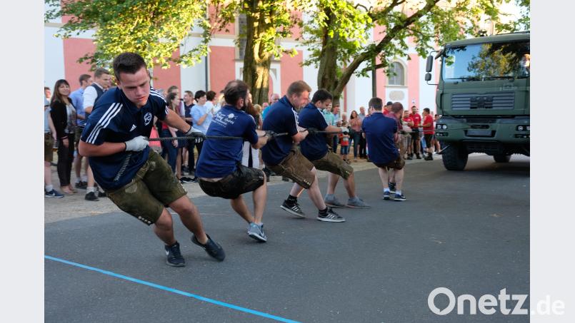 Kraftstrotzende Männer, bellende Kommandos, Anfeuerungsrufe der Besuchermassen und dazu der Ententanz aus den Lautsprechern: Es ist schon eine einzigartige Konstellation, als zur Speinsharter Bürgerfesteröffnung insgesamt elf Mannschaften zu einem besonderen Seilziehwettbewerb antreten. do