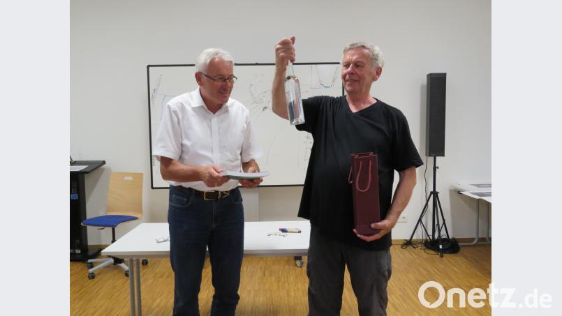 Vizekulturbundpräsident Erich Tahedl (links) schenkte dem Buchautor Hatto Zeidler (rechts) zum Dank für die schöne Lesung Süffiges aus Wiesau und die Nordgautag-Chronik. UBB
