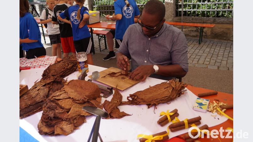 Juan Carlos Mila Mendez zeigte gekonnt das Rollen von hochwertigen Havanna-Zigarren. WEU