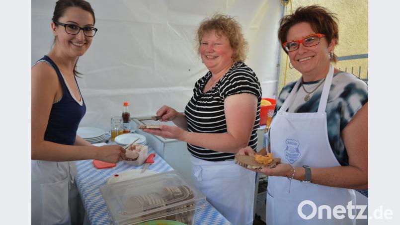 Für das leibliche Wohl sorgten zahlreiche Helferinnen und Helfer. JR