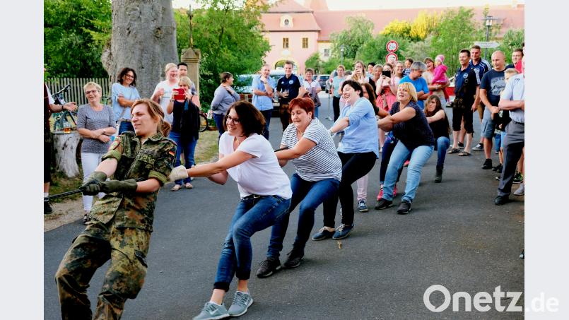 Das sogenannte schwache Geschlecht erweist sich beim Seilzieh-Kraftakt als fast ebenbürtig. do