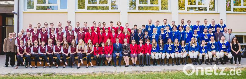 NBMB-Kreis-Chef Werner Stein (2. Reihe, Zweiter von rechts) hatte nicht zu viel versprochen, als er das gemeinsame Konzert der Blasmusik Gebenbach, des Musikzugs Hirschau und der australischen Gäste als Highlight des ganzen Festivals ankündigte. U