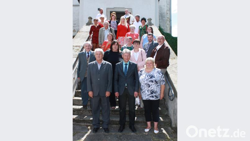 Altbürgermeister Jirí Novotny, Plößbergs Bürgermeister Lothar Müller und Bürgermeisterin Jana Svobodová (vorne, von links) freuten sich über den partnerschaftlichen Austausch beim Gemeindefest in Staré Sedlo. LK