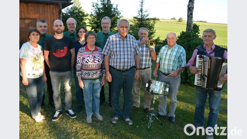 75. Geburtstag feierte August Kistenpfennig, ihm zu Ehren gratulierte der Schützenverein Großensees. Unser Bild zeigt (von links) Schwägerin Hedwig Kraus, Helmut Kipferl, Sohn Martin, Erich Völkl, Tochter Anita, Gattin Hildegard, Georg Bauer, Jubilar August Kistenpfennig, sowie die Musiker Andreas Gleißner, Hermann Malzer und Karl Gleißner. jr