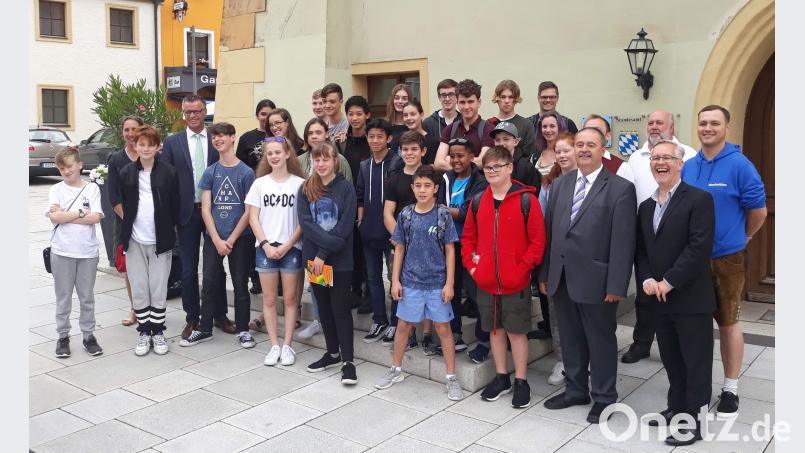 Einen Empfang gab’s für die australischen Gäste mit ihrem Leiter Michael Newton (hinten rechts) im Hirschauer Rathaus bei Bürgermeister Hermann Falk (Vierter von links) mit Gebenbachs Gemeindechef Peter Dotzler (vorne, Zweiter von rechts), Musikzug-Vorsitzendem Maximilian Stein (2. Reihe, rechts), Chef-Organisator und NBMB-Kreisvorsitzendem Werner Stein (2. Reihe, Zweiter von rechts) und Blasmusik-Vorsitzender Simon Lösch (2. Reihe, Dritter von rechts, verdeckt). U