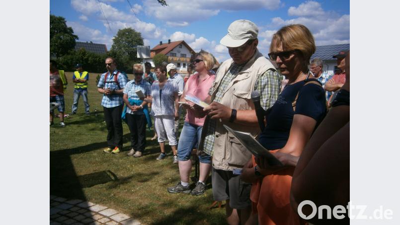 Die Pilger beim Gebet vor der Jakobuskapelle in Nasnitz. Im Vordergrund, Zweiter von rechts, der neue Wallfahrtsführer Ernst Schalanda. Luitpold Dietl