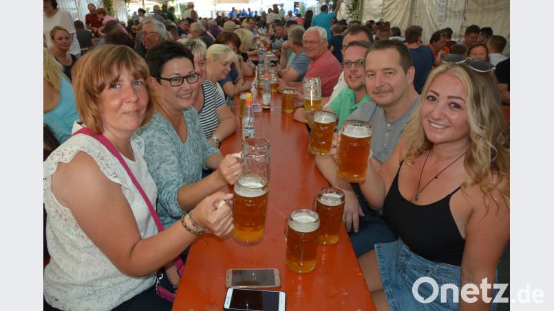 Gäste aus nah und fern ließen es sich schmecken. JR