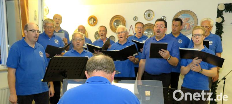 Aus “O sole mio” machte Elvis „It`s now or never“ und begeisterte damit seine Fans genauso wie das Männer-Ensemble des Schwandorfer Sängerbundes in der Chorfassung. Hirsch