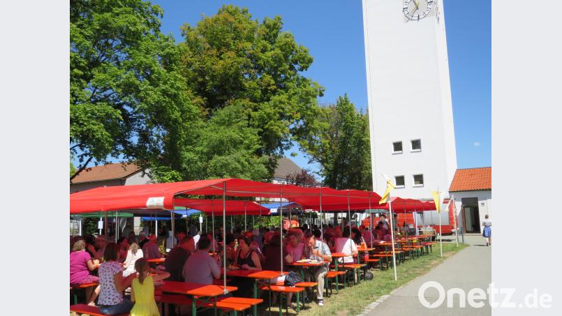 Vor der Pfarrkirche waren die Bänke zum Fest aufgestellt. ADJ